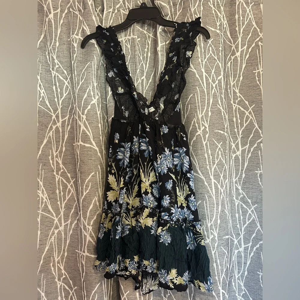 Intimately Free People Women’s Floral Black Tunic sz Medium​ - Picture 4 of 6